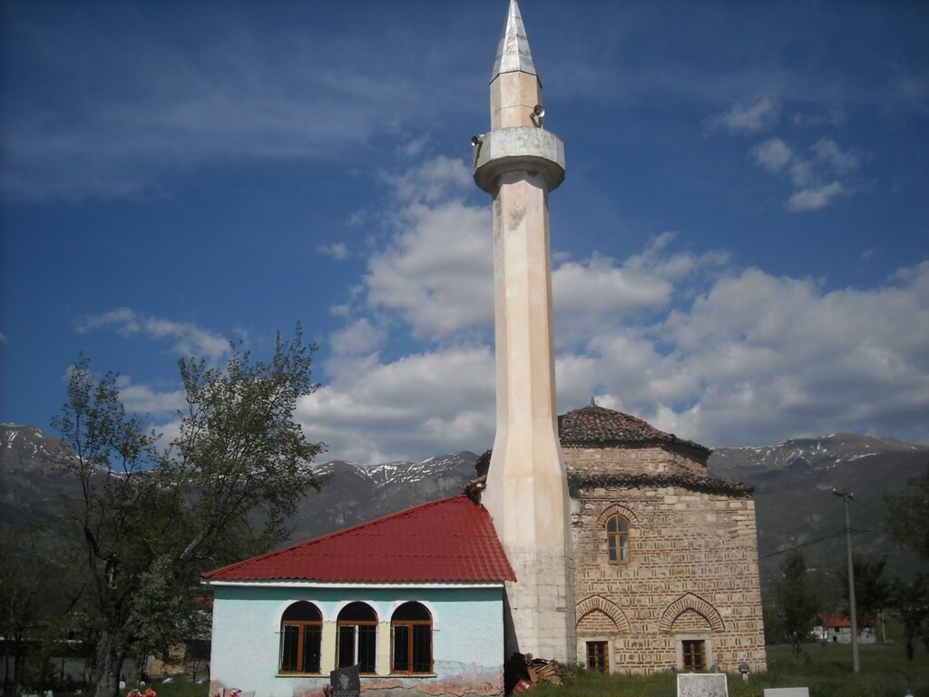 Xhamia e Allajbegisë është një pikë e rëndësishme e trashëgimisë kulturore në Burim, në qarkun e Dibrës.